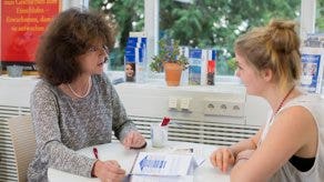 Ute Benninghofen, Studienberaterin an der Albert-Ludwigs-Universität Freiburg im Beratungsgespräch