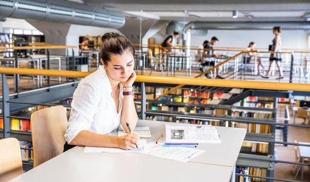 Arbeits- und Lernplätze in der Bibliothek, Foto: Sebastian Reuter