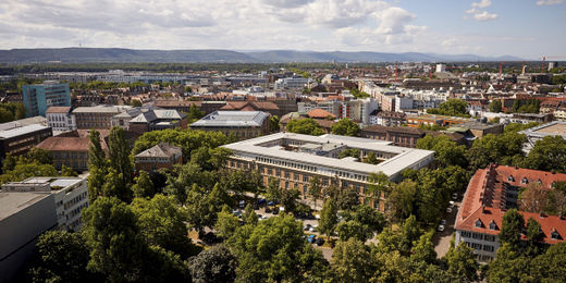 Blick von oben auf den Campus Süd mit Architekturgebäude im Vordergrund, © Magali Hauser, KIT