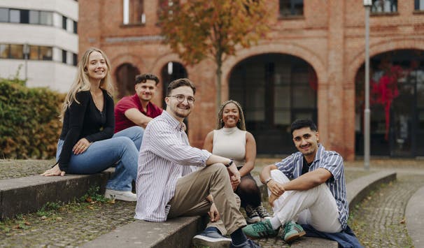 Studierende am Campus Holländischer Platz (Foto: Fiona Körner)