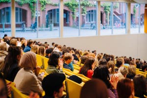 Ein voller Hörsaal im modernen Campus Center (Foto: Fiona Körner)