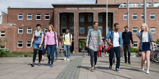 Die Universität Kiel bietet in 190 Studiengängen die Möglichkeit, viel zu lernen und sich mit vielen Menschen auszutauschen. Foto: Bevis Nickel, Uni Kiel
