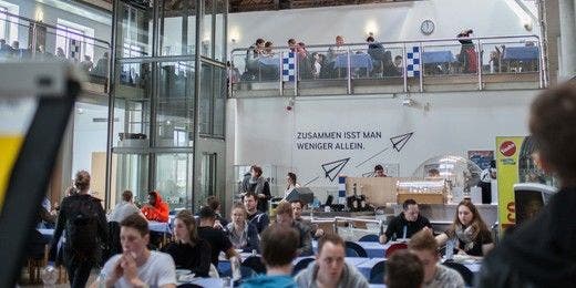 Ausgefallen: Die Mensa befindet sich in einer umgebauten Schiffbauhalle und bietet Essen mit Meerblick an. Foto: Pilch