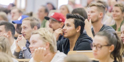 In den hellen modernen Hörsälen herrscht eine angenehme Lernatmosphäre. Foto: Pilch