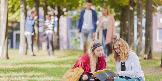 Der Campus in Kiel-Dietrichsdorf lädt zum Verweilen ein. Foto: Pilch
