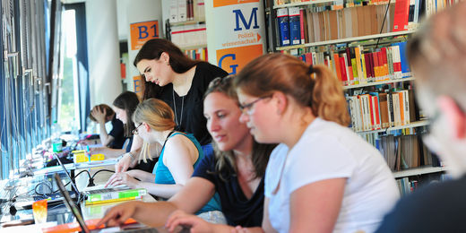 Arbeitsplätze in der Bibliothek der KH Mainz (Foto: Carsten Costard/KH Mainz)