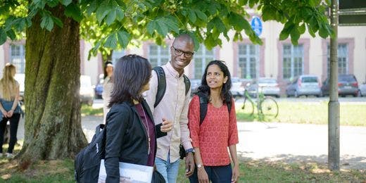 Uns ist es wichtig, dass ihr gut an der Uni Mannheim ankommt und euh wohlfühlt: Eure Kommilitoninnen und Kommilitonen lernt ihr bei den Einführungsveranstaltungen, zwischen den Veranstaltungen oder bei einer der vielen Studierendeninitiativen kennen. Foto: Anna Logue