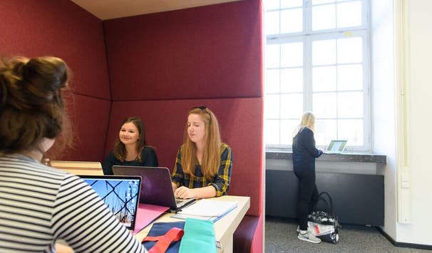 Hinter den alten Schlossmauern und unter den hohen Stuckdecken verstecken sich modernste Lehr- und Lernräume - ideal für Arbeitsgruppen oder wenn ihr an Seminar-, Bachelor- der Masterarbeiten arbeiten möchtet. Foto: Anna Logue