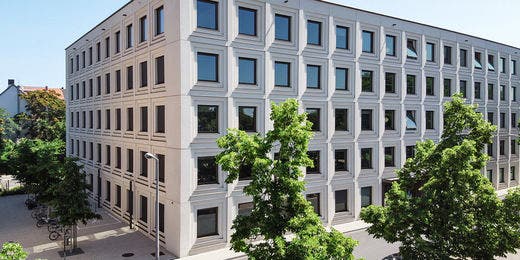 Im modernen Neubau B 6 gibt es Seminarräume, Arbeitsbereiche für Kleingruppen und einen begrünten Innenhof, auf dem unsere Studierenden Sonne tanken. Foto: Anna Logue