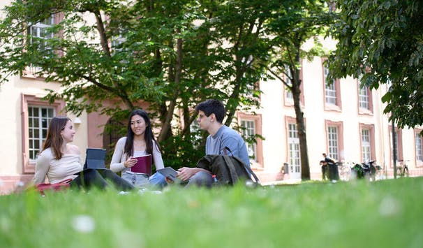 Der Campus rund ums Schloss liegt zentral mitten in Mannheim, mit kurzen Wegen in die Innenstadt. Viele Gründflächen rund ums Schloss sorgen trotzdem für eine angenehme Ruhe und entspannte Pausen zwischen den Vorlesungen.