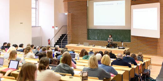 Vorlesungen und Seminare in kleineren Gruppen garantieren eine optimale Betreuung. Foto: Anna Logue