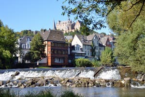 Am Lahnufer lässt es sich gut entspannen und den schönen Ausblick auf die Marburger Oberstadt genießen. Foto: M. Prüßner