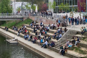 Die Mensa Erlenring liegt direkt am Lahnufer und zentral in der Innenstadt. Foto: F. Wesch