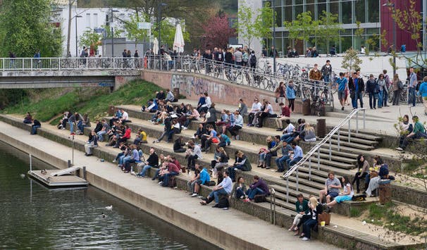 Die Mensa Erlenring liegt direkt am Lahnufer und zentral in der Innenstadt. Foto: F. Wesch