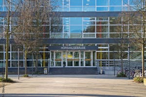 Im Hörsaalgebäude finden die Vorlesungen vieler Fachbereiche statt. Foto: M. Farnung