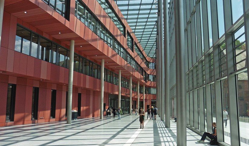 In der modernen Universitätsbibliothek stehen zahlreiche Lese- und Arbeitsplätze, Gruppenarbeitsräume oder auch Computerarbeitsplätze zur Verfügung. Foto: H. Fenchel