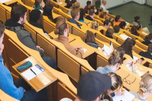 In den hellen modernen Hörsälen herrscht eine angenehme Lernatmosphäre.