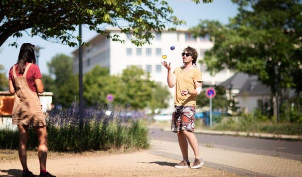 Der Campus an der Hochschule Merseburg lädt zum Verweilen ein.