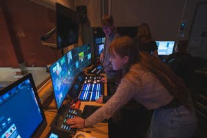 Modernste technische Ausstattung unserer Labore und Künstlerischen Werkstätten erlaubt es, sich den technischen und multimedialen Herausforderungen der Zukunft zu stellen.