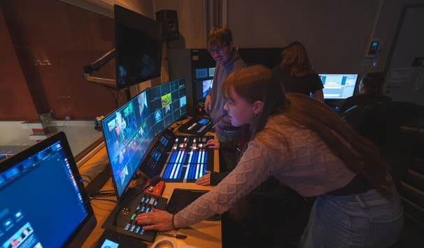 Modernste technische Ausstattung unserer Labore und Künstlerischen Werkstätten erlaubt es, sich den technischen und multimedialen Herausforderungen der Zukunft zu stellen.