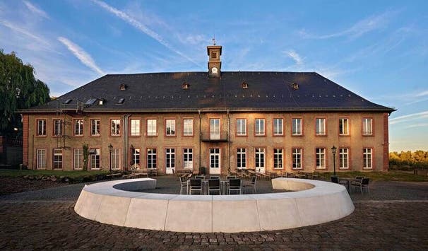Unser einzigartiger Campus „Schloss“ ist direkt am Rhein gelegen und von Weinbergen umgeben.