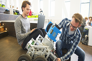 Physical Computing in der Informatik: Dabei entstehen auch Klassensätze von Robotik-, Sensorik- und Steuerungs-Technologien für den Einsatz an Schulen. Quelle: Universität Osnabrück | Uwe Lewandowski