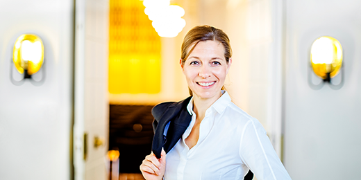 Prof. Dr. Susanne Menzel-Riedl führt als Deutschlands jüngste Hochschul-Präsidentin die Universität Osnabrück in die Zukunft. Quelle: Universität Osnabrück | Simone Reukauf