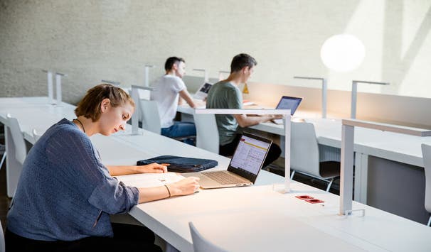 In unseren Bibliotheken findest du alles, was du für dein Studium brauchst | Foto: Simone Reukauf
