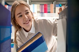 An drei Bibliotheksstandorten finden Studierende ausreichend Literatur sowie Arbeits- und Lernmöglichkeiten.