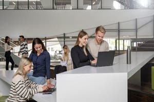 In modernen Lernlandschaften können Studierende gemeinsam lernen und arbeiten.
