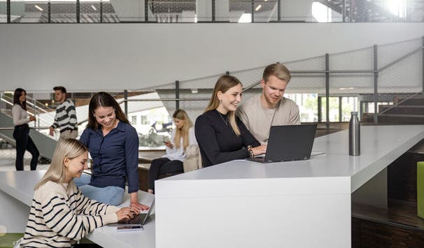 In modernen Lernlandschaften können Studierende gemeinsam lernen und arbeiten. 