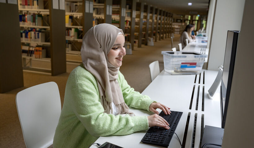 An drei Bibliotheksstandorten finden Studierende ausreichend Literatur sowie Arbeits- und Lernmöglichkeiten.