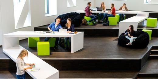 Gemütliche Lernlandschaft im neuen Hörsaalgebäude am Campus Westerberg.