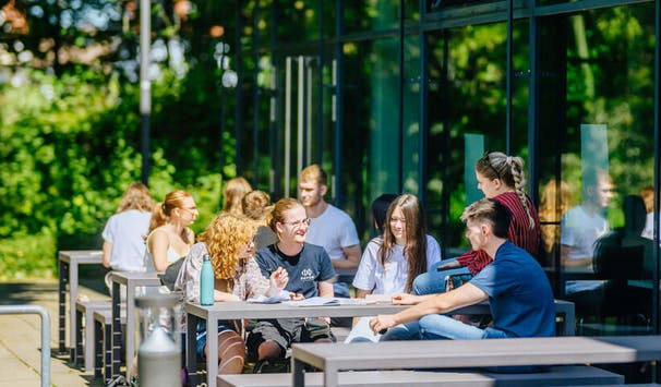 Außengelände / Besim Mazhiqi