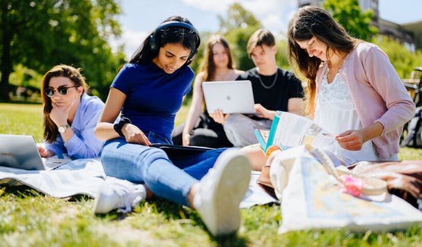 Paderwiesen / Besim Mazhiqi