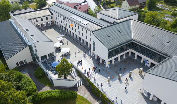 Der Mensavorplatz - das Zentrum auf dem Campus