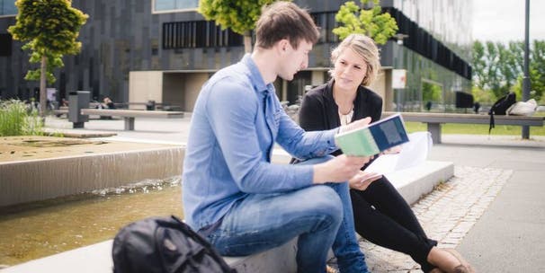 Vor der Bibliothek am Campus Golm.