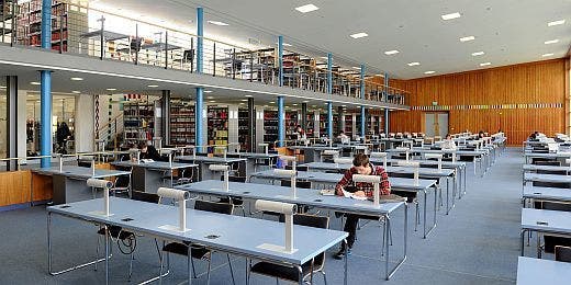 Modern ausgestattete Arbeitsplätze in der SULB.