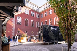 HFT Mobil im Innenhof der HFT Stuttgart