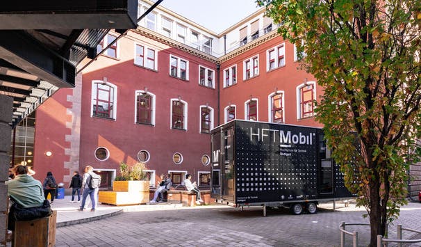 HFT Mobil im Innenhof der HFT Stuttgart