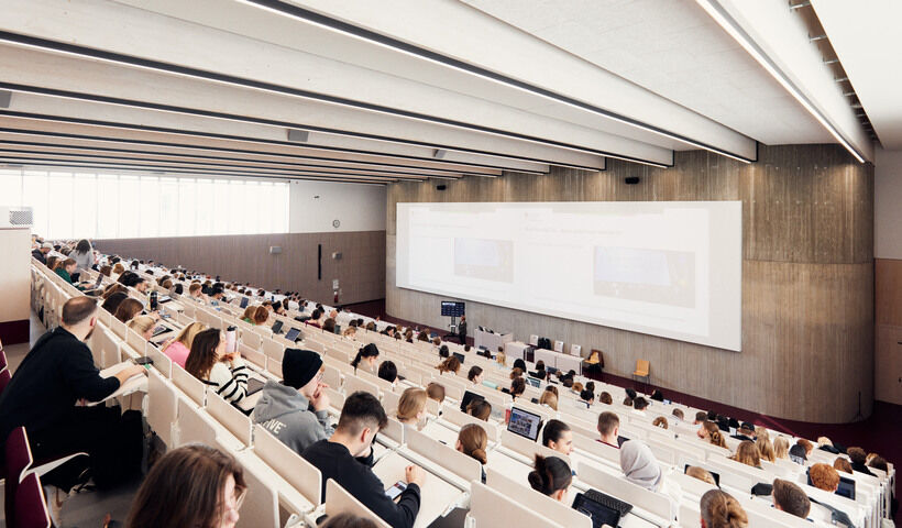 Die Universität Bielefeld bietet Lehrenden und Studierenden moderne Seminarräume und Tageslicht-Hörsäle.