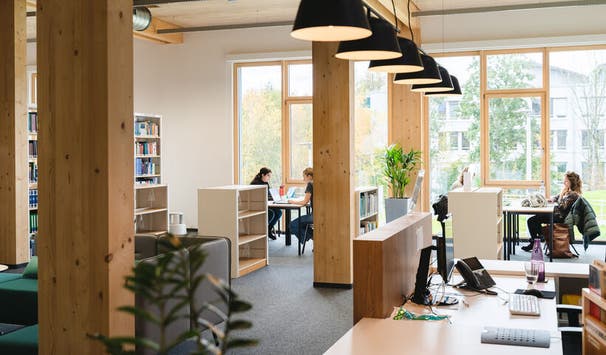 Helle Bibliothek und Lernräume im Holz-Erweiterungsgebäude