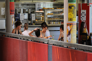 Studierende treffen sich zum gemeinsamen Lernen und zum Kaffee trinken im Philosophiegebäude. Gunnar Bartsch - Universität Würzburg