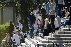 Der Haupteingang zur Neuen Universität ist ein beliebter Treffpunkt.