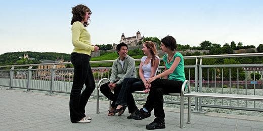 Würzburg, Mainufer, Studierende