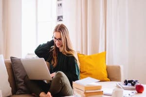 Lerne beim Fernstudium einfach ganz bequem von zu Hause!