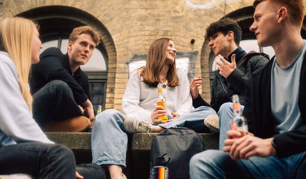 Auf dem Hauptcampus gibt es viele Möglichkeiten sich zu treffen. Foto: Giovanna Gahrns / TU Braunschweig
