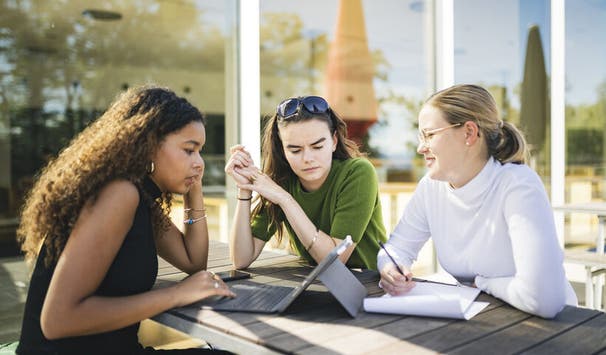 Lernen mit Sonnenschein und Seeblick auf der Terrasse des ZU-Seecampus. Bild: ZU/Ilja Mess