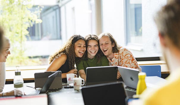 Gruppenarbeit? An der ZU macht studieren Spass. Bild: ZU/IljaMess 