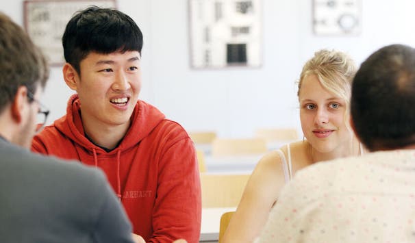 Persönliche Atmosphäre und ein sehr gutes Betreuungsverhältnis – hier findest du leicht Anschluss und knüpfst wichtige Lernnetzwerke